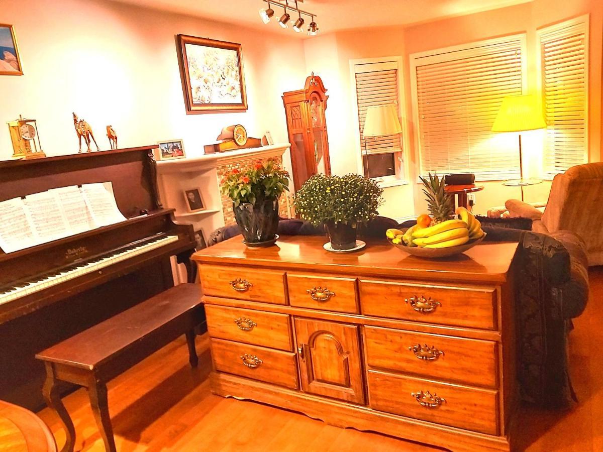 Lovely Comfy Home Private Bath In Central カルガリー エクステリア 写真