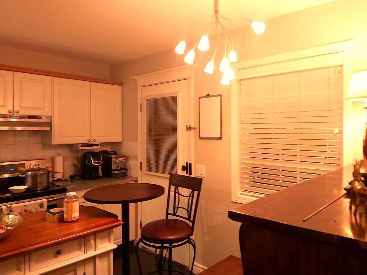 Lovely Comfy Home Private Bath In Central カルガリー エクステリア 写真