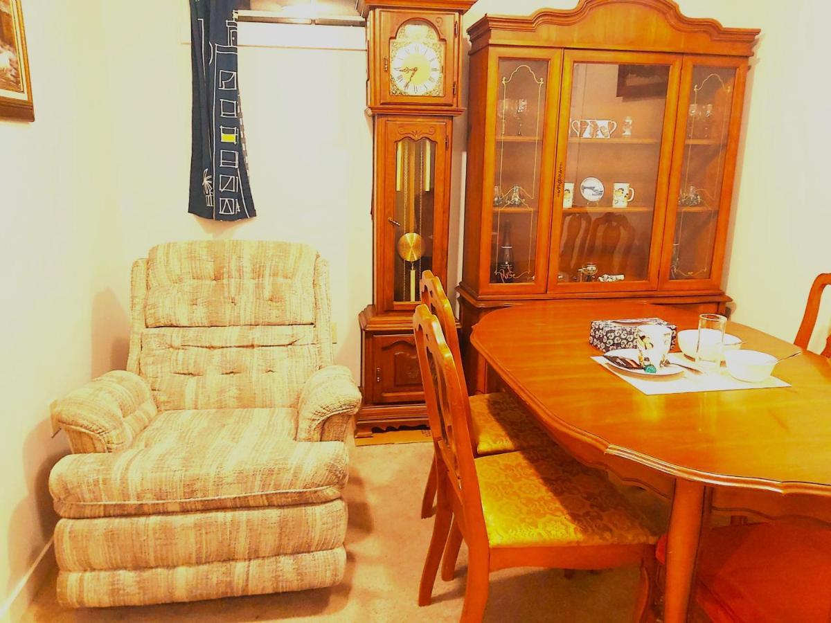 Lovely Comfy Home Private Bath In Central カルガリー エクステリア 写真
