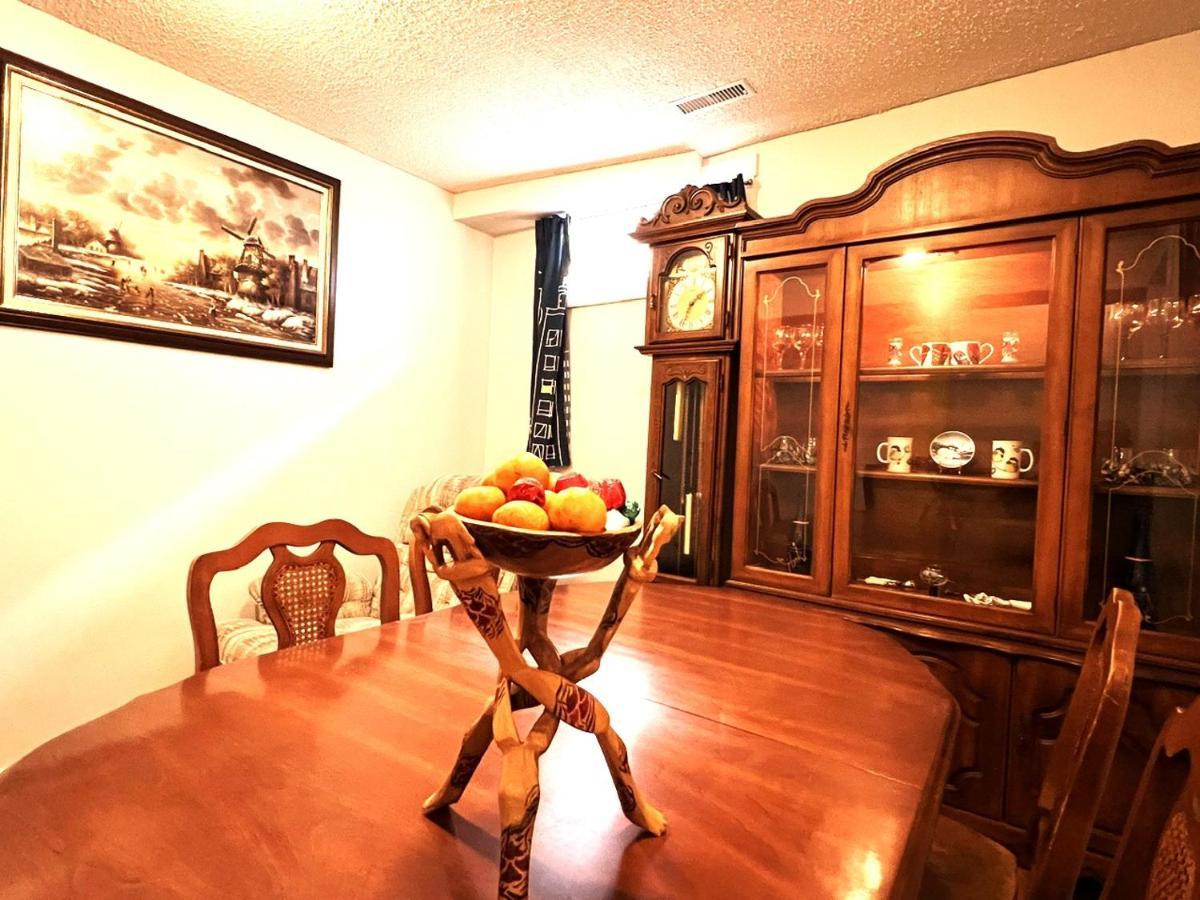 Lovely Comfy Home Private Bath In Central カルガリー エクステリア 写真
