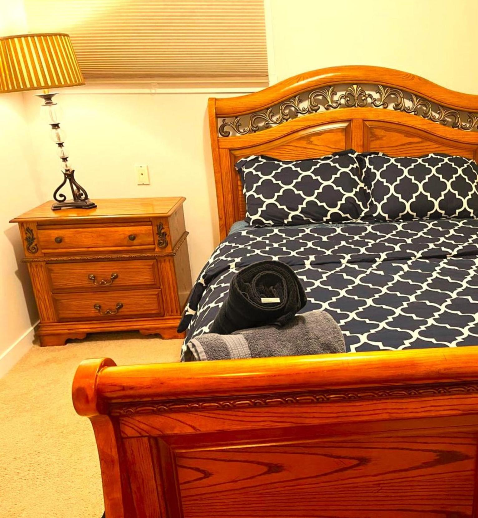 Lovely Comfy Home Private Bath In Central カルガリー エクステリア 写真