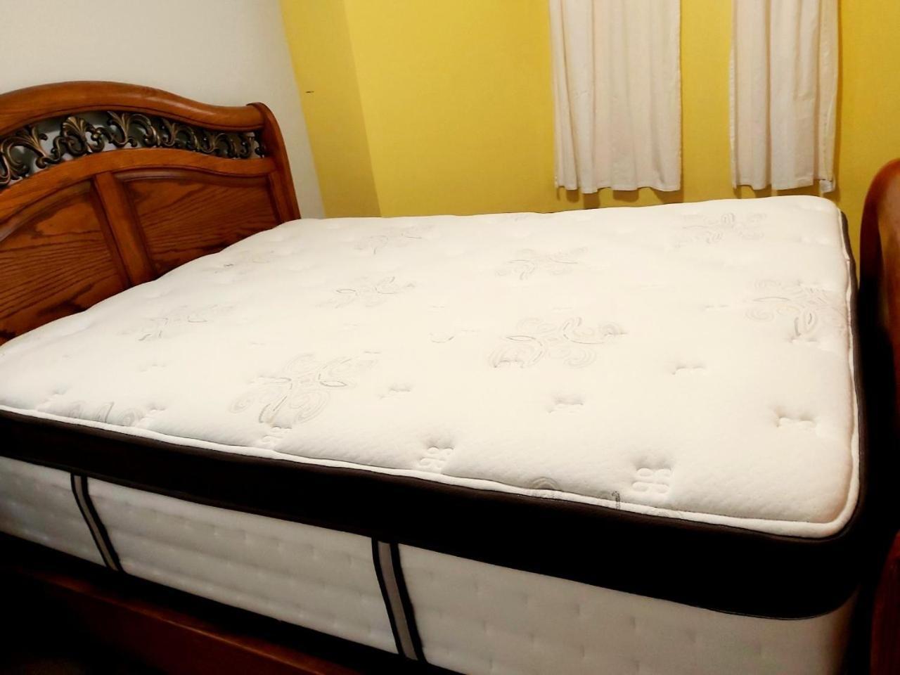Lovely Comfy Home Private Bath In Central カルガリー エクステリア 写真